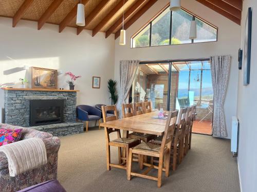 Χώρος καθιστικού στο Vaneric Stays - Goldleaf Getaways 12