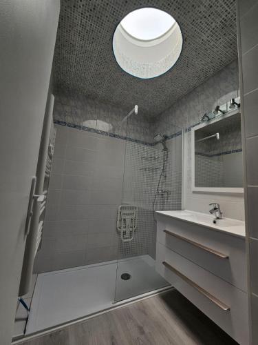 une salle de bain avec douche et lavabo dans l'établissement T2 Vue Mer avec Grande Terrasse & Parking 4 min Plage - SpiritofFamily06, à Cagnes-sur-Mer