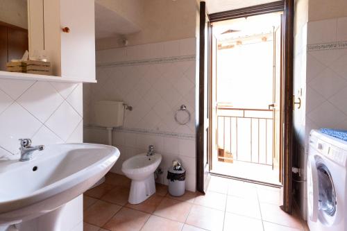 a bathroom with a sink and a washing machine at C'era una volta una Panetteria in Demonte