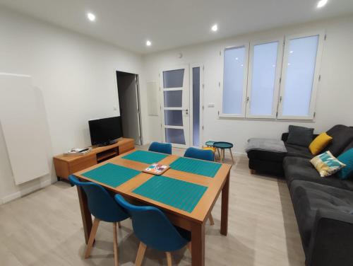 un salon avec une table et un canapé dans l'établissement chez mapi, à Saint-Jean-Pied-de-Port