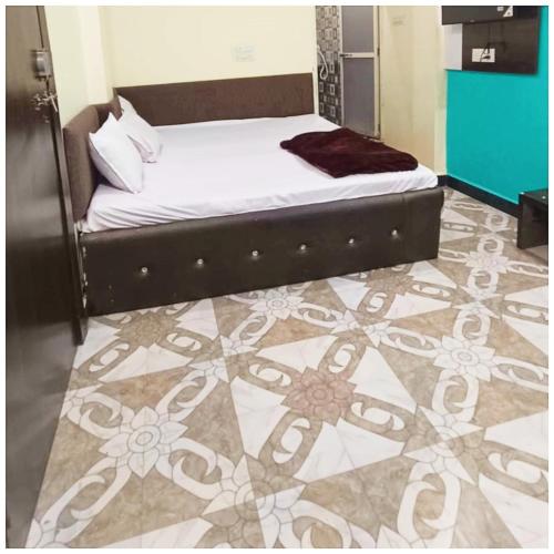 乌贾因Hotel Priyan-Shi Palace AC OR NON AC ROOM Outstanding Property In Ujjain的房间里的一张床，地板有