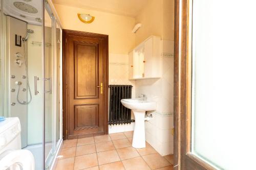 a bathroom with a sink and a shower and a toilet at C'era una volta una Panetteria in Demonte