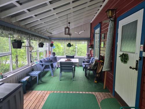 a screened in porch with a table and chairs at Ferienhaus mit viel Charme in Lunde