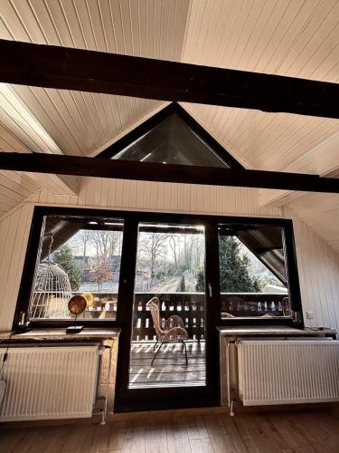 a screened in porch with a window and a bench at Lütt Heidjer Hus 5 Sterne DTV in Buchholz in der Nordheide