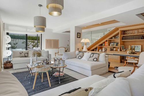 un salon avec des canapés blancs et une table dans l'établissement Villa Iris, à Saint-Tropez