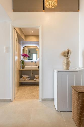 a bathroom with a sink and a mirror at Muca Houses in Triovasálos