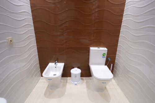 un bagno con un water e un lavandino di Appartement in Tanger City-5min to the Beach-free Parking a Tangeri