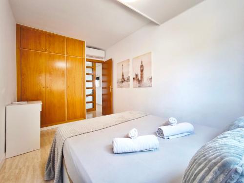 Postel nebo postele na pokoji v ubytování Duplex con piscina en Rubí