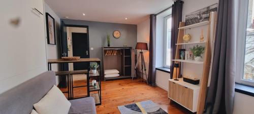 un salon avec un canapé et une fenêtre dans l'établissement Le Cocon de Soubise - Centre-ville et calme, à Dunkerque