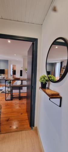 un couloir avec un miroir et une salle à manger dans l'établissement Le Cocon de Soubise - Centre-ville et calme, à Dunkerque