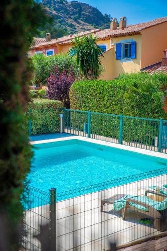 une piscine devant une maison dans l'établissement Bleu Indigo Piscine, Parking, Au calme, à La Garde-Freinet
