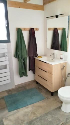 une salle de bain avec un lavabo et des toilettes dans l'établissement Maison 3 chambres, à Azur