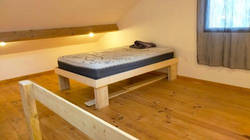 un lit installé sur une plate-forme dans une pièce dans l'établissement Maison 3 chambres, à Azur