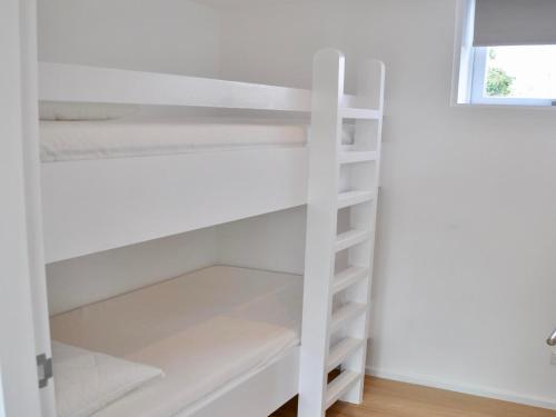 Ένα ή περισσότερα κρεβάτια σε δωμάτιο στο Bungalow in Callantsoog near Sandy Beaches