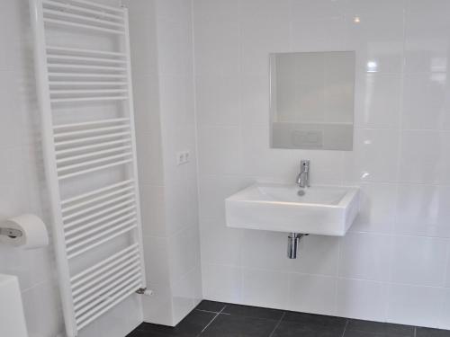 Ένα μπάνιο στο Bungalow in Callantsoog near Sandy Beaches