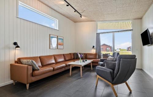 sala de estar con sofá marrón y 2 sillas en 4 Bedroom Beautiful Home In Ringkøbing, en Ringkøbing
