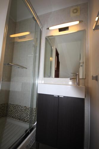 une salle de bain avec une douche, un lavabo et un miroir dans l'établissement Belle villa d'angle spacieuse climatisée, de tout confort dans domaine PORTES DU SOLEIL, ACCES PISCINES PAYANT EN SUPPL - 3 chambres, 6 couchages, wifi, 400m de la mer LRPDSJ7, à Portiragnes