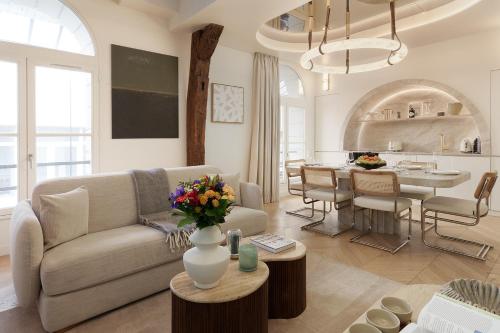 un salon avec un canapé et une table dans l'établissement Maison Galante - Apartments in Grand Boulevards - Passage Panorama, à Paris