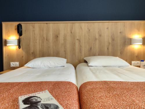 Postel nebo postele na pokoji v ubytování Hôtel Hélianthe