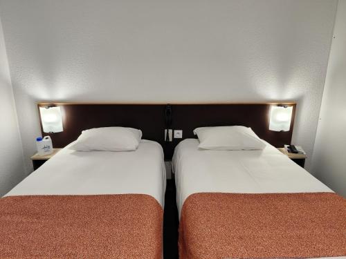 Postel nebo postele na pokoji v ubytování Hôtel Hélianthe