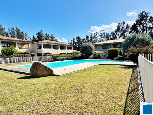 une piscine dans la cour d'une maison dans l'établissement Villa Nepita-climatisation-1chb- piscine, à Lecci