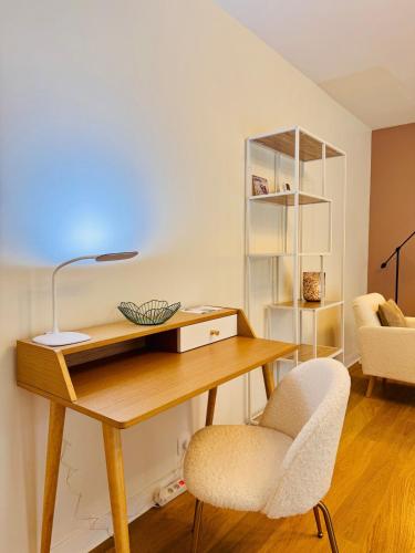 - un bureau avec une lampe et deux chaises dans la chambre dans l'établissement Refuge moderne à Quimper avec lit King Size, à Quimper
