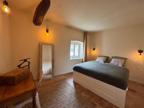 Postel nebo postele na pokoji v ubytování Les Romarins - 5 chambres