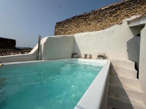 Bazén v ubytování Les Romarins - 5 chambres nebo v jeho okolí