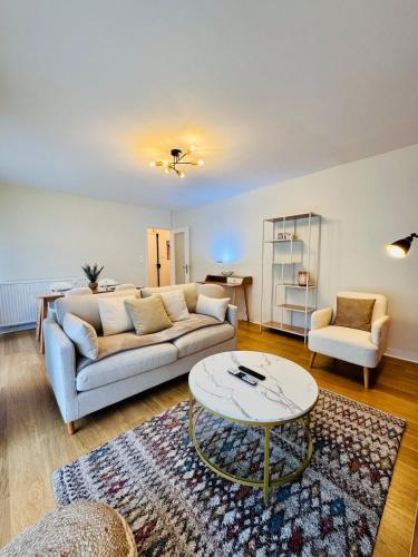 un salon avec un canapé et une table dans l'établissement Refuge moderne à Quimper avec lit King Size, à Quimper