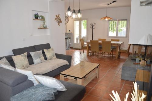 Confortable Villa de vacances et sa piscine à Cuges les pins à 2km OK Corral 20km plages