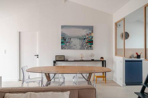 un salon avec une table et des chaises et une cuisine dans l'établissement Villa Bévia La Tranche sur Mer, à La Tranche-sur-Mer