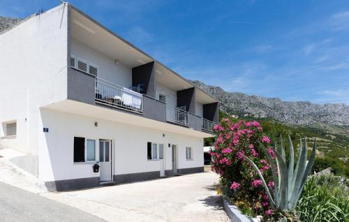 Cozy Apartment In Omis With Wifi
