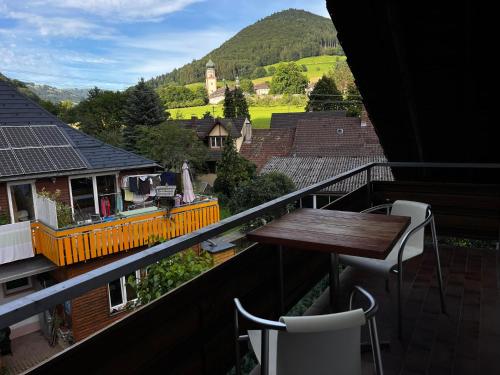 a balcony with a table and chairs and a view at Ferienzimmer Klosterblick in Münstertal