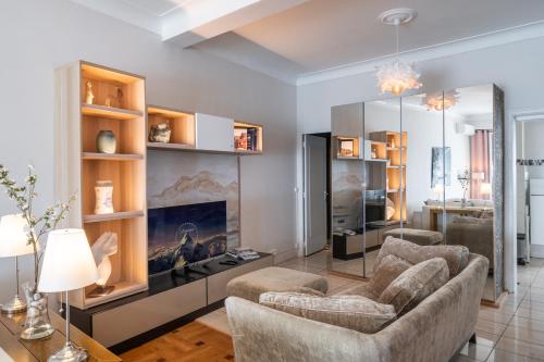 un salon avec un canapé et une chaise dans l'établissement 