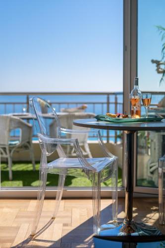 d'une table et de chaises en verre sur un balcon avec vue. dans l'établissement 