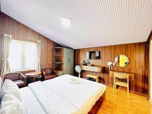 Postel nebo postele na pokoji v ubytování Khách sạn Đoàn Vượng Đà Lạt