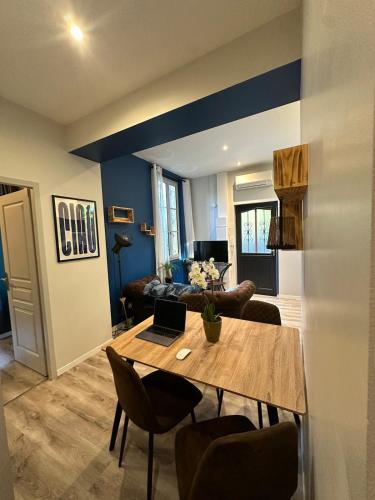 un salon avec une table et un canapé dans l'établissement Chez Loy, à Chamalières