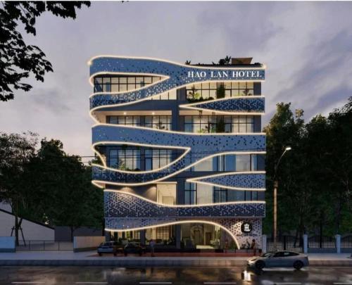 un edificio alto azul con un letrero. en HAO LAN LUXURY Hotel, en Bắc Quang