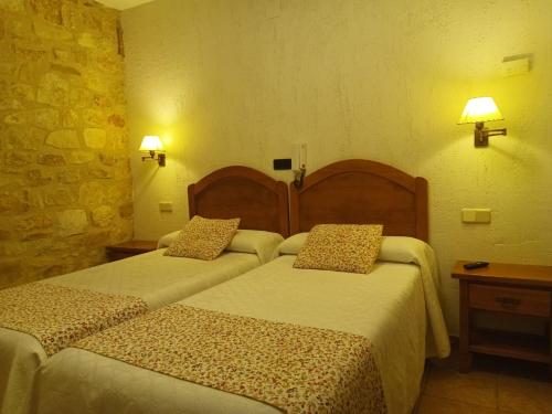 Una cama o camas en una habitación de hostal Decerca Prádena