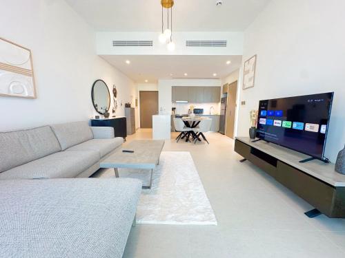 Μια τηλεόραση ή/και κέντρο ψυχαγωγίας στο Grande Signature Burj Khalifa view 4 Min walk Dubai Mall Infinity Pool with Fountain View Free parking By The Meridian