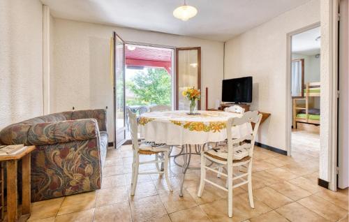 une salle à manger avec une table, des chaises et un canapé dans l'établissement Charmante Maison À La Campagne, à Saint-Crépin-et-Carlucet