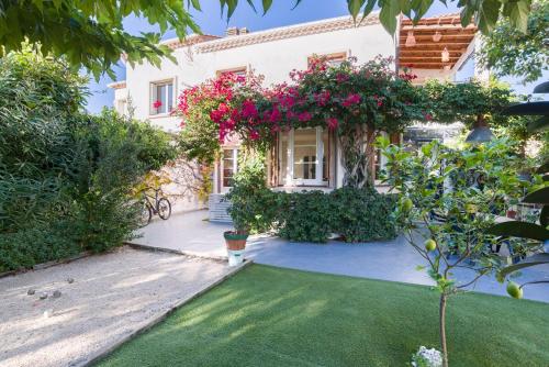 Photo de la galerie de l'établissement Ravissante maison, piscine, pétanque, proche plage, à Hyères