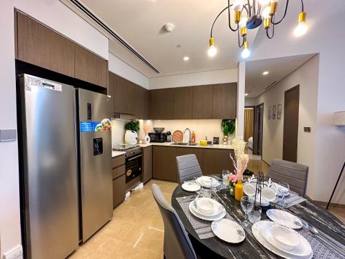 Kuchyň nebo kuchyňský kout v ubytování Grande Signature 2BHK Burj Khalifa full view 4 Min walk Dubai Mall Infinity Pool with Fountain View Free parking By The Meridian