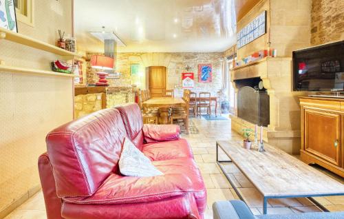 un salon avec un canapé en cuir et une table dans l'établissement Nice Home In Proissans, à Proissans