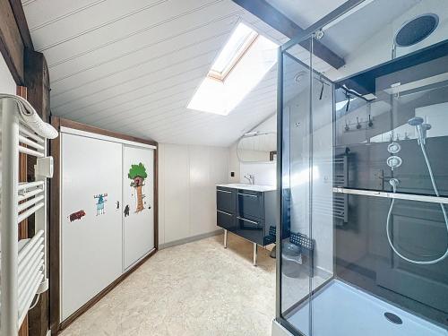 a bathroom with a shower and a glass door at Le relais - Groupe - BBQ - babyfoot - pingpong- netflix- clim in Horsarrieu