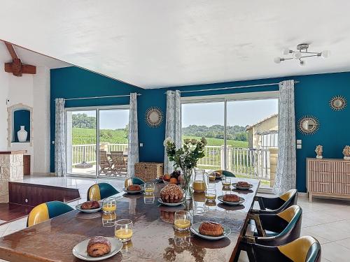 une salle à manger avec une table et de la nourriture et des boissons dans l'établissement Familles - amis, Netflix -clim - 3 terrasses - BBQ, à Horsarrieu