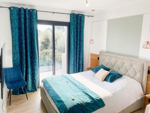 - une chambre avec un lit doté de rideaux bleus et d'une fenêtre dans l'établissement Top of House, private Pool Spa 7 people, à Fréjus