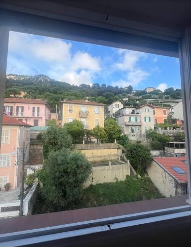 une vue d'une ville depuis une fenêtre dans l'établissement Paradis su Terre, à Nice