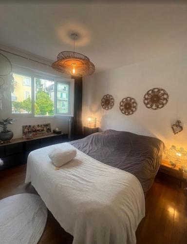 une chambre avec un grand lit et une fenêtre dans l'établissement Paradis su Terre, à Nice