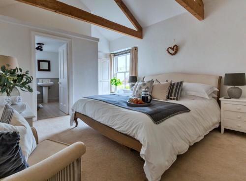 een slaapkamer met een bed met daarop een dienblad met fruit bij Finest Retreats - Blue Monkey in Cawsand